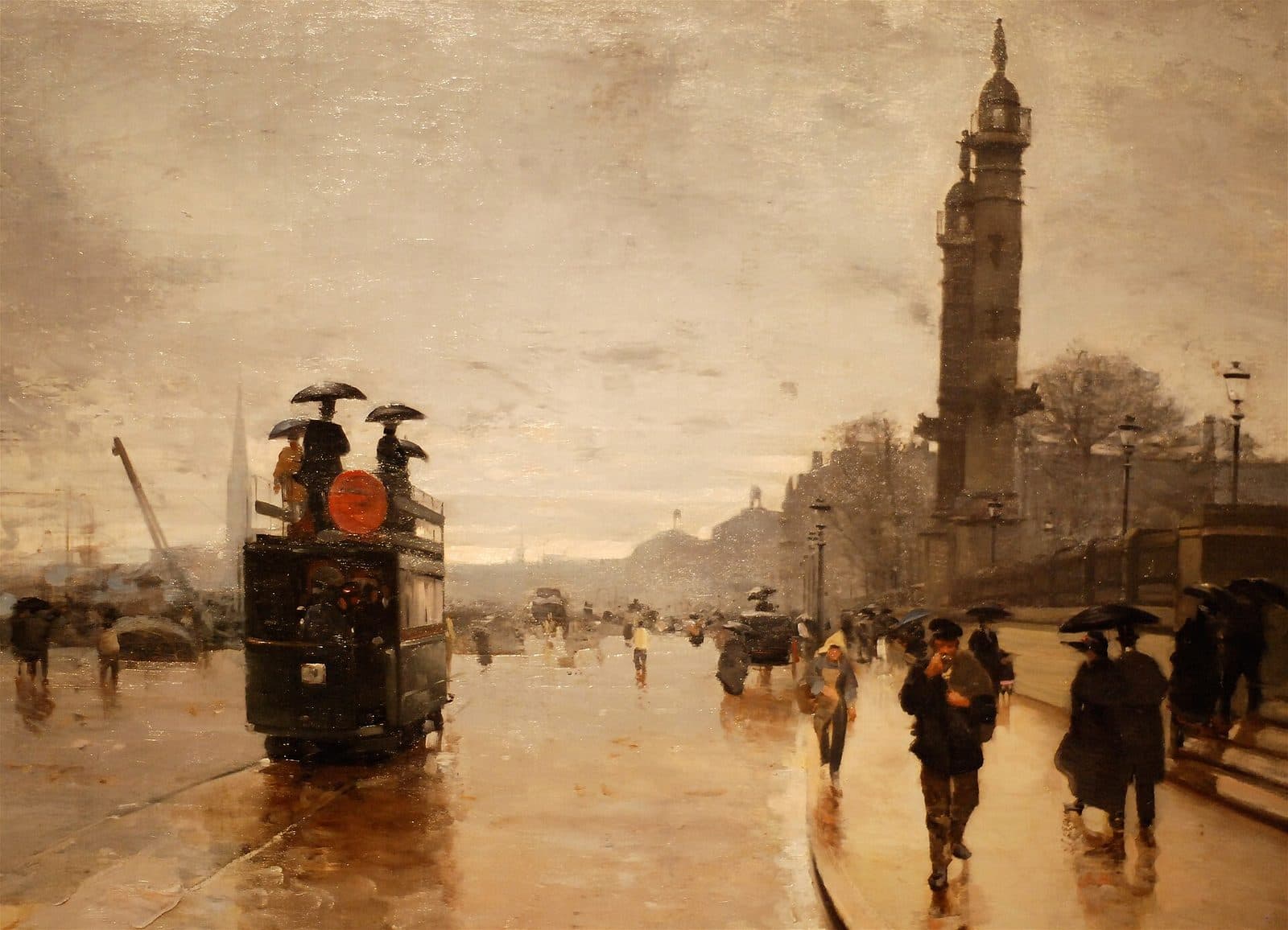 Quai bordelais sous la pluie, ciel gris et chaussée miroitante. À gauche, un tramway à impériale dont les voyageurs du haut tiennent des parapluies noirs ; à droite, une colonne rostrale des Quinconces et des passants en manteau sombre, parapluie ouvert, marchant sur le trottoir mouillé.