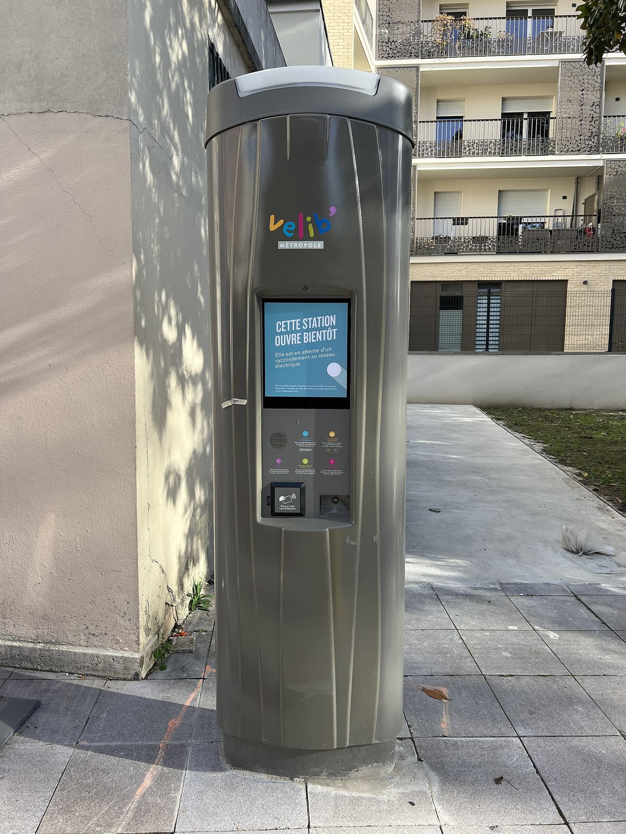 La borne d'une station Vélib' à Bois-Colombes, dont l'écran annonce « Cette station ouvre bientôt »