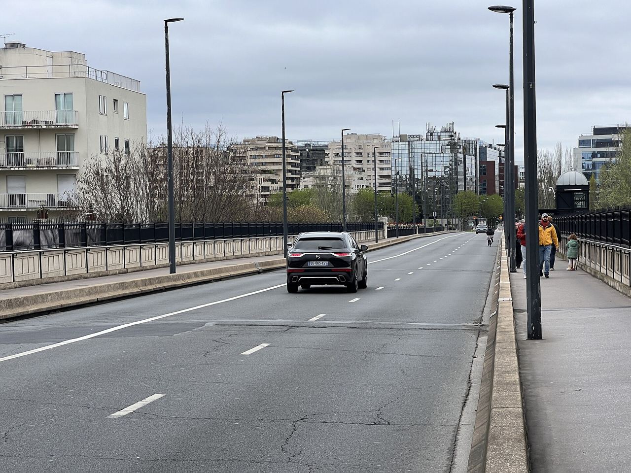 Le pont de Levallois vers Courbevoie : deux voies de circulation, un trottoir étroit pour les piétons et aucune piste cyclable.