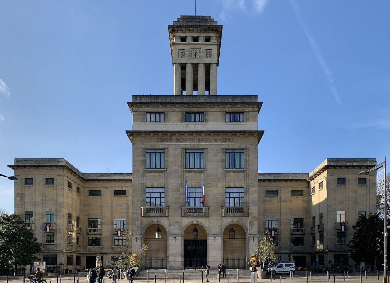 Façade de l'hôtel de ville de Montreuil et sa tour, vue depuis la place Jean-Jaurès