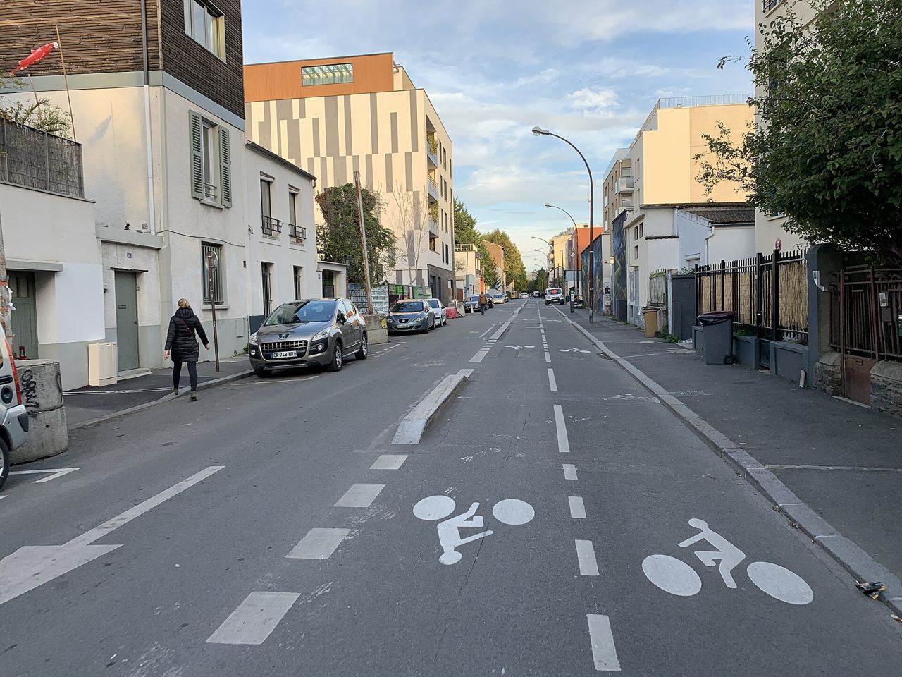 Rue Étienne-Marcel à Montreuil, avec des pictogrammes vélo peints sur la chaussée
