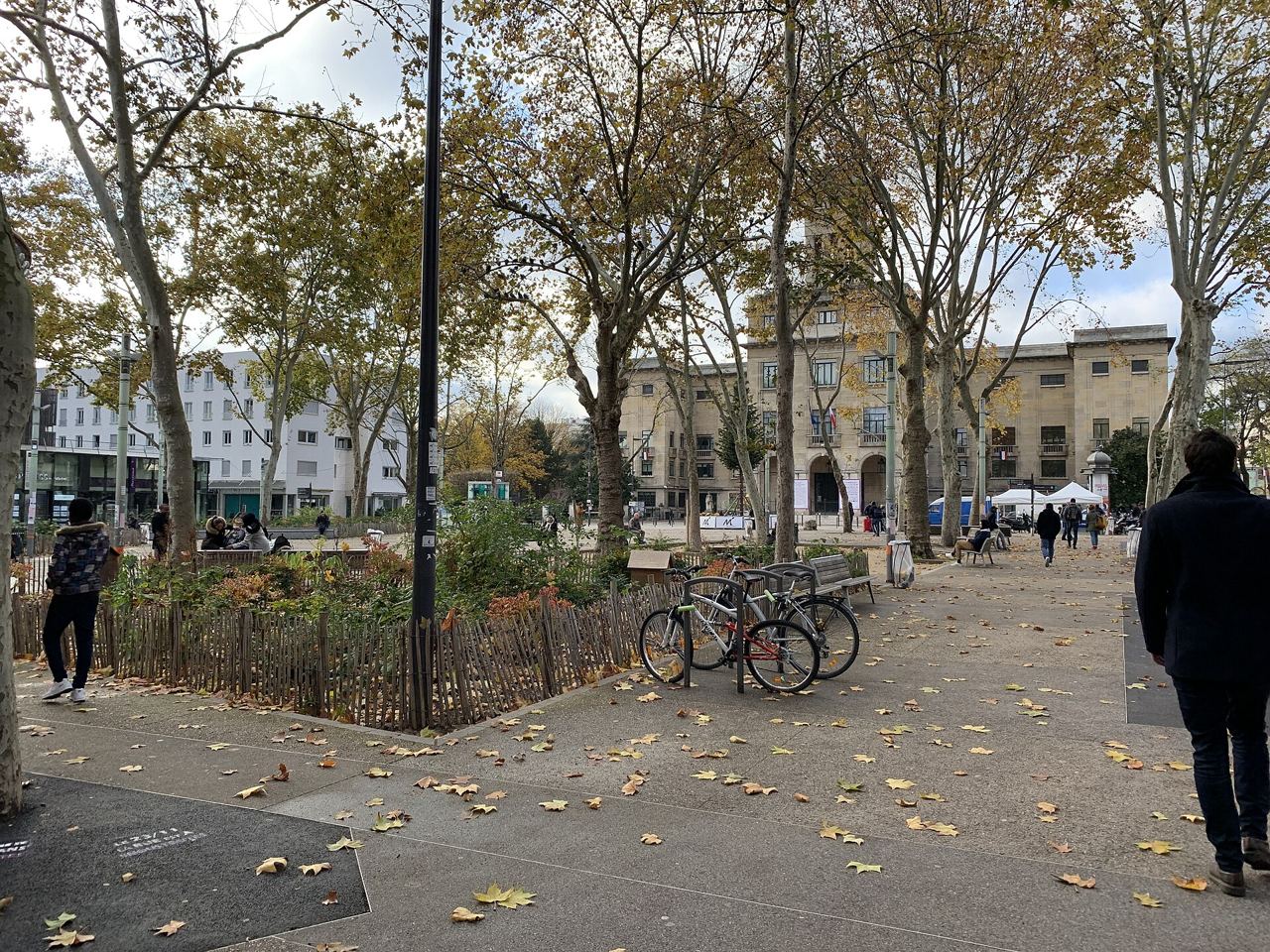 Place Jean-Jaurès à Montreuil en automne, avec des vélos garés aux arceaux