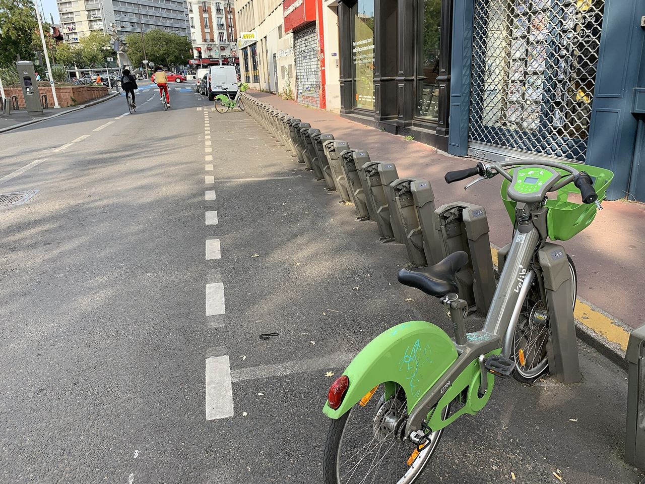 Vélib' électrique vert à la station François-Debergue - Croix-de-Chavaux, à Montreuil