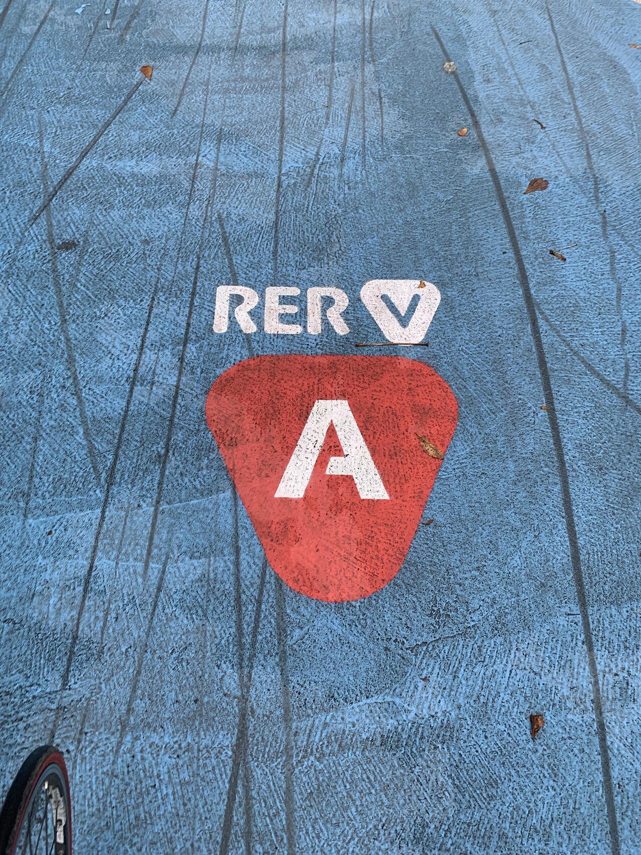 Marquage « RER V A » peint sur la voie cyclable de l'avenue Gabriel-Péri à Montreuil