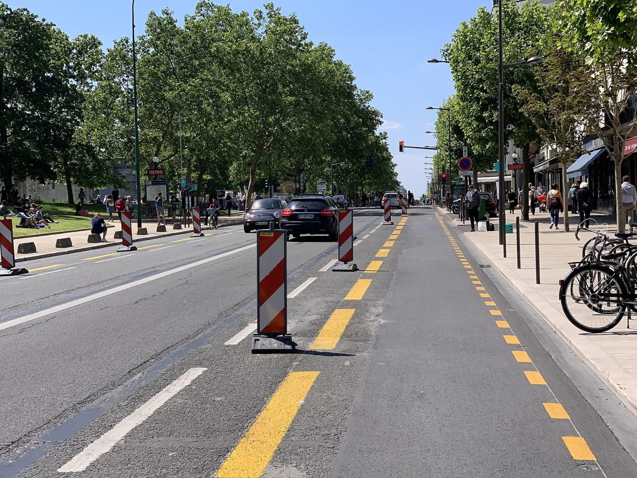 L'avenue de Paris à Vincennes en mai 2020 : une piste cyclable provisoire marquée de jaune et séparée de la chaussée par des balises rouges et blanches.